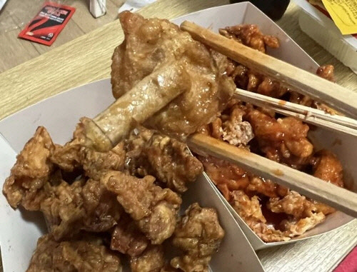 배달 치킨 제품에서 나온 '담배 튀김'[온라인 커뮤니티 갈무리]